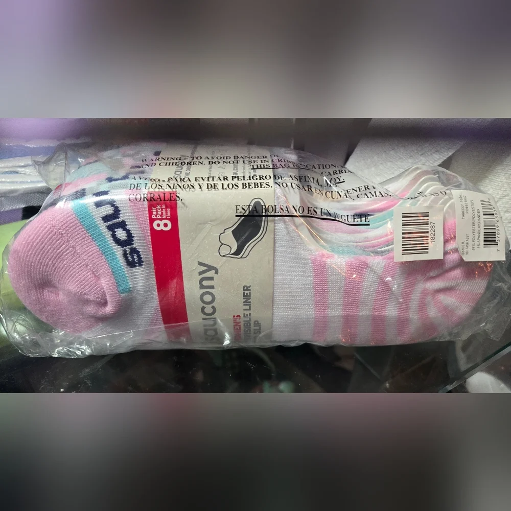 Saucony 8 Pack Womem's Invisible Liner No Slip Socks New in Package L 10-13 - Picture 2 of 6